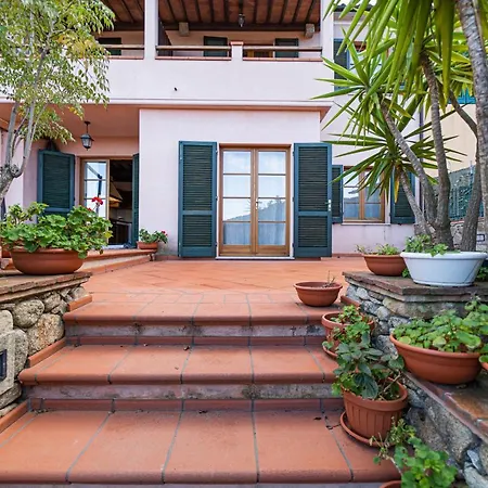 Su Due Piani A Marciana Marina Apartamento